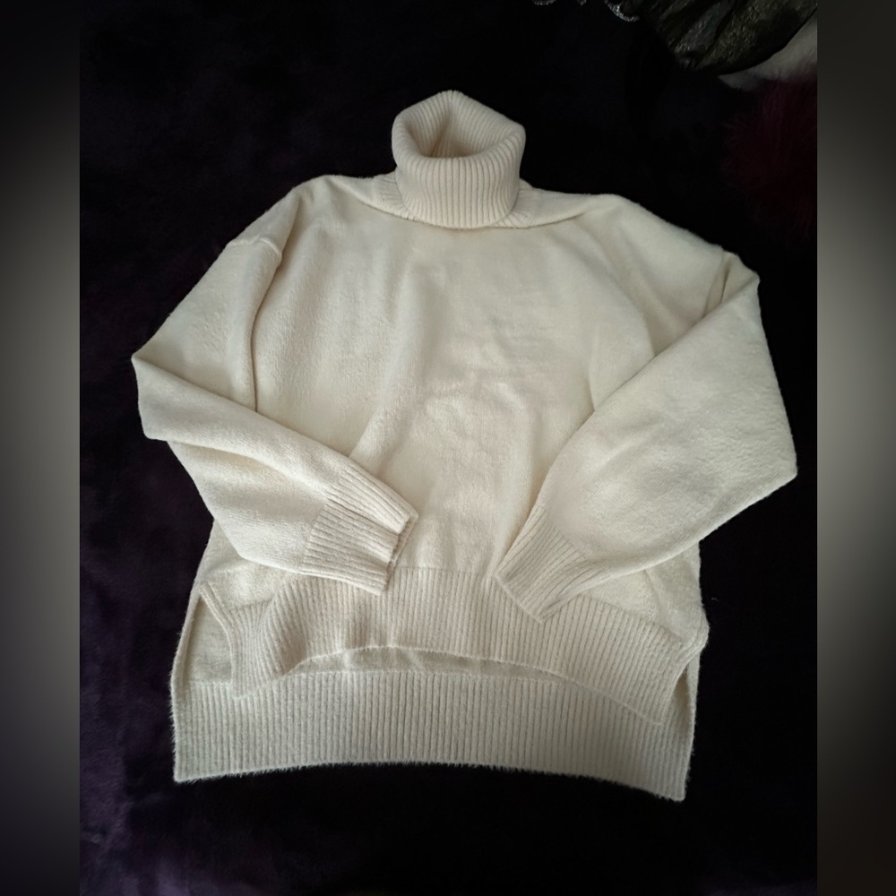 Turtle neck sweater in ecru color size medium